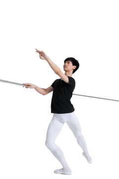 棚拍年轻的芭蕾舞男演员练习基本功