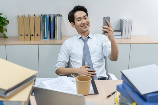 快乐的商务男士在办公室加班