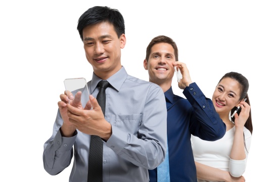 棚拍科技商务人士使用智能手机