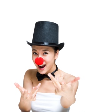 棚拍年轻女人装扮成小丑