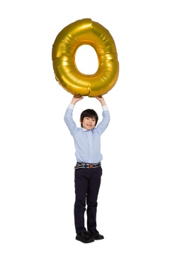 儿童举着字母模型