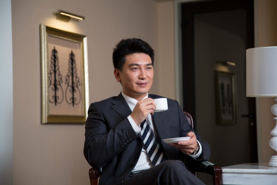 中年商务男士在书房喝咖啡