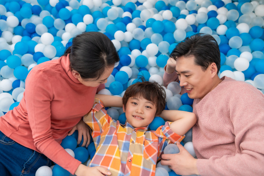 快乐的一家人在玩海洋球