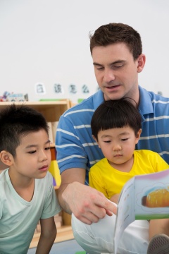 幼儿园外教男老师教儿童念英文