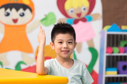 幼儿园儿童玩举手回答提问