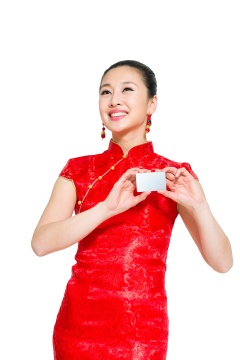 棚拍穿红色旗袍的年轻女人拿着银行卡