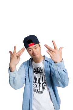 棚拍年轻男人做手势