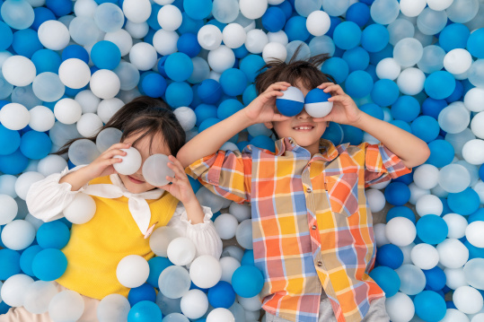 兄妹俩在玩海洋球