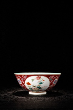 红地轧道开光粉彩花卉碗