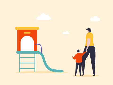 女人带着孩子坐滑梯