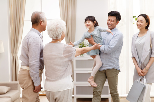 一家三口回家探亲