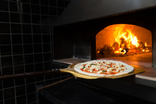 餐厅里烤制披萨