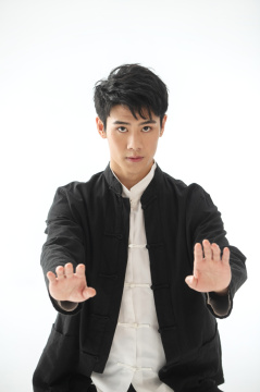 练武术的青年男人