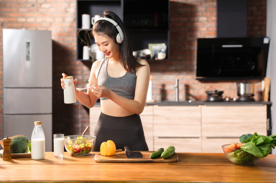 在家做蔬菜沙拉的青年女人