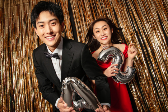 快乐嬉戏的幸福青年情侣