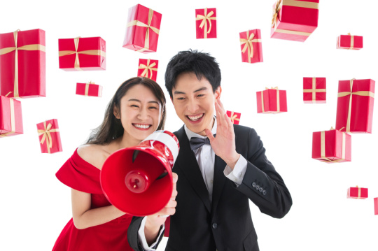 快乐的青年伴侣拿着扩音器