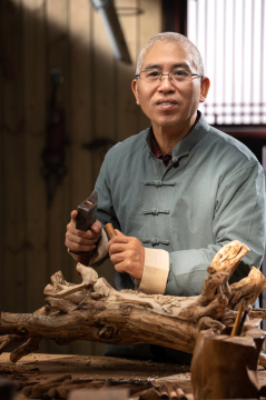 认真雕刻的工匠师