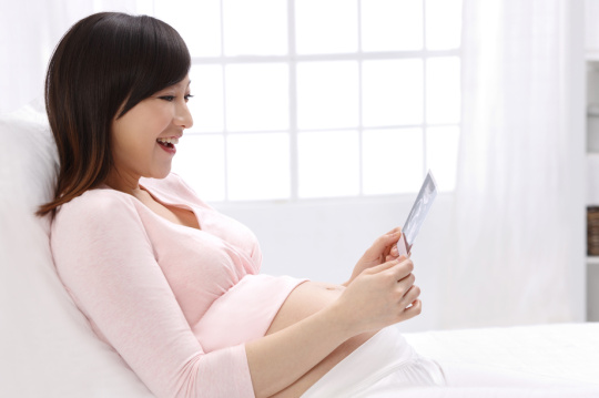 孕妇拿着超声波照片