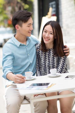 青年情侣坐在咖啡馆里