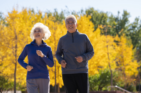 老年夫妇在户外跑步