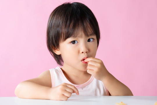 可爱的小男孩吃薯片