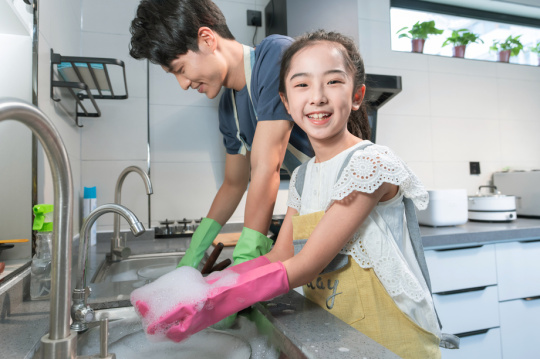 年轻爸爸教女儿刷碗