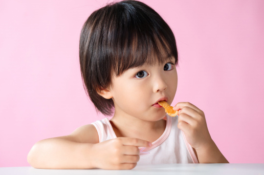 可爱的小男孩吃薯片