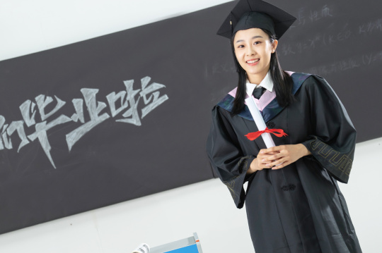 身穿学士服的毕业大学生