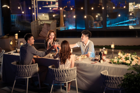 快乐的青年朋友聚会