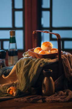 厨房里摆放整齐的蛋黄酥