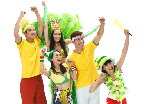 青年球迷欢歌热舞