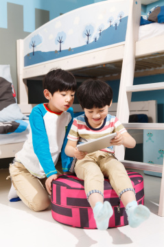 两个男孩在使用平板电脑