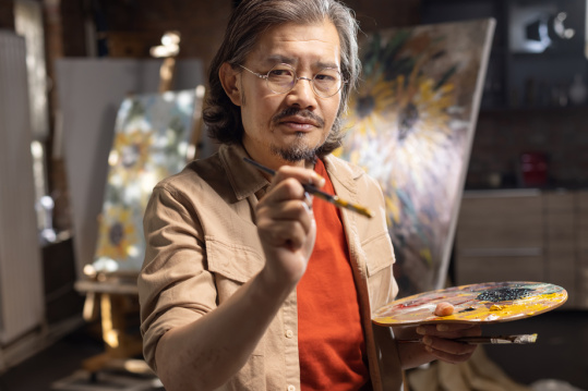 工作室内绘画的资深画家