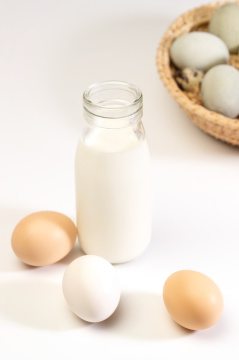 玻璃瓶牛奶和蛋类