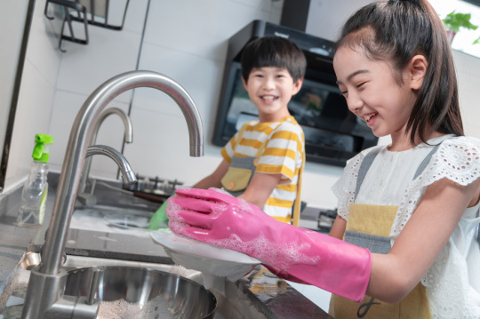 快乐儿童在家做家务