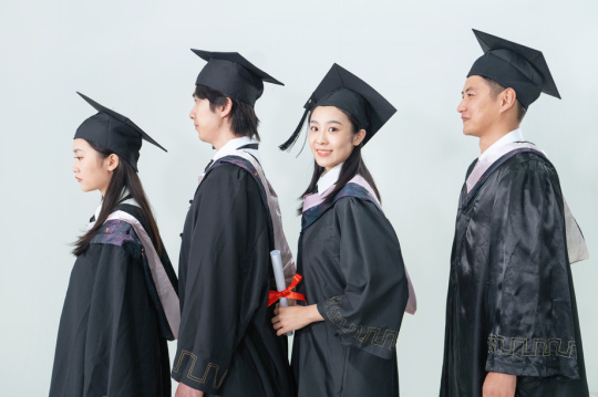 大学生排队参加毕业学位授予仪式