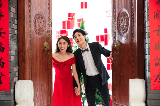 打开大门的快乐情侣