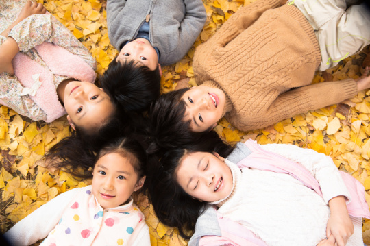 可爱的男孩女孩躺在地上