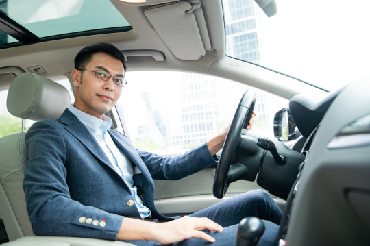 商务男士驾驶汽车