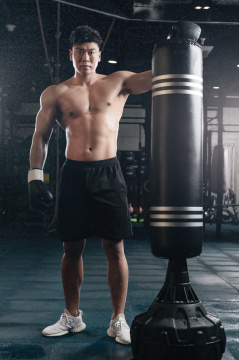 男拳击手在健身房准备训练