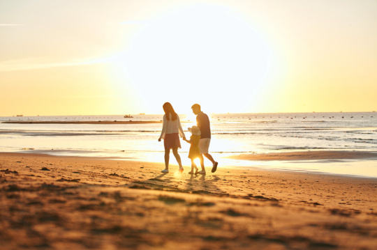 一家三口在海边度假