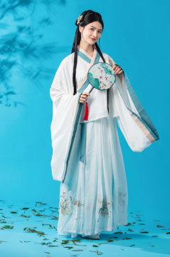 拿着扇子的古风美女
