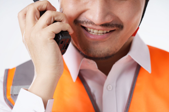 使用对讲机的建筑工程检查员