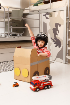 小男孩在卧室玩耍