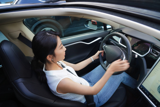 开车的青年女人