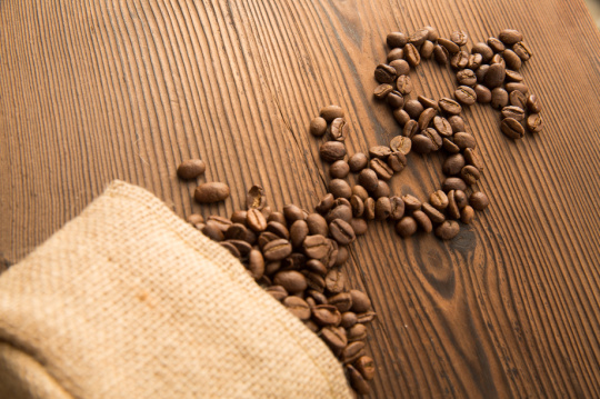 咖啡豆堆成的美元符号