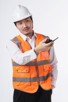 拿着对讲机的建筑工程检查员