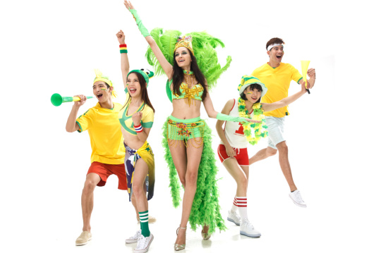 青年球迷欢歌热舞