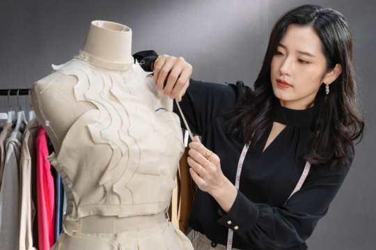 服装设计师进行立体剪裁