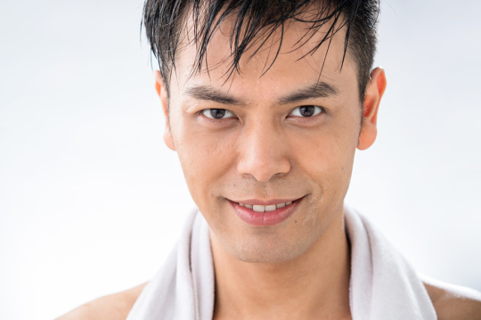 脖子上挂着毛巾的中年男人